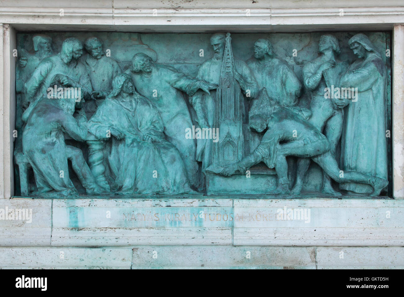 König Matthias Corvinus mit seiner Gelehrten. Bronzerelief von ungarischen Bildhauer György Zala auf dem Millennium-Denkmal in der Heldenplatz in Budapest, Ungarn. Stockfoto