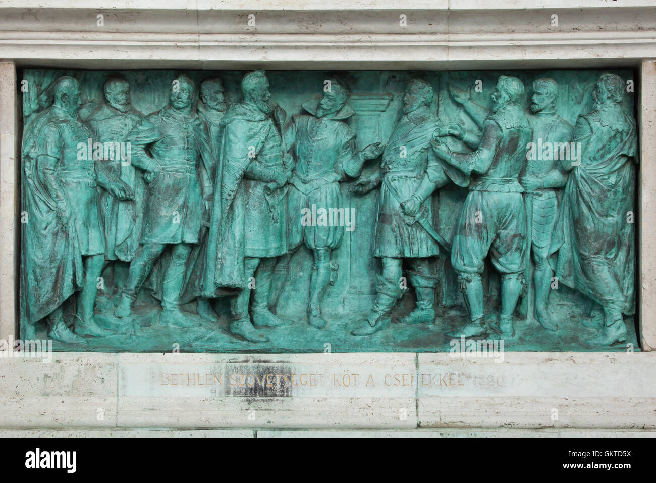 Gabriel Bethlen schließt einen Vertrag mit Böhmen im Jahre 1620. Bronzerelief von ungarischen Bildhauer Istvan Szabo auf dem Millennium-Denkmal in der Heldenplatz in Budapest, Ungarn. Stockfoto
