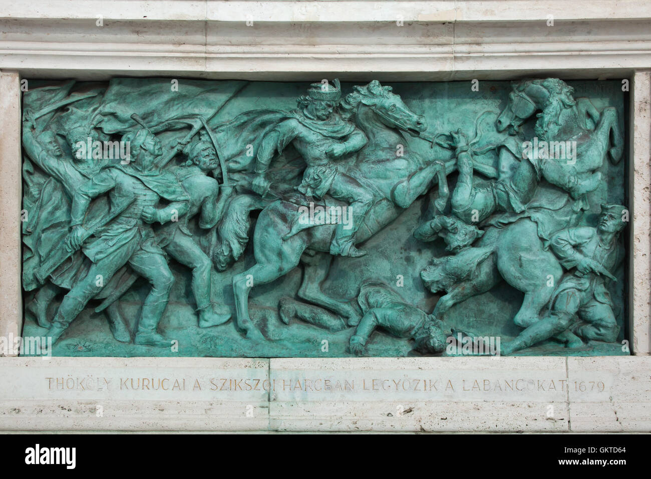 Imre Thokoly besiegt die Habsburg Imperiale Armee bei der Schlacht von Szikszo im Jahre 1679. Bronzerelief von ungarischen Bildhauer Jeno Grantner auf dem Millennium-Denkmal in der Heldenplatz in Budapest, Ungarn. Stockfoto
