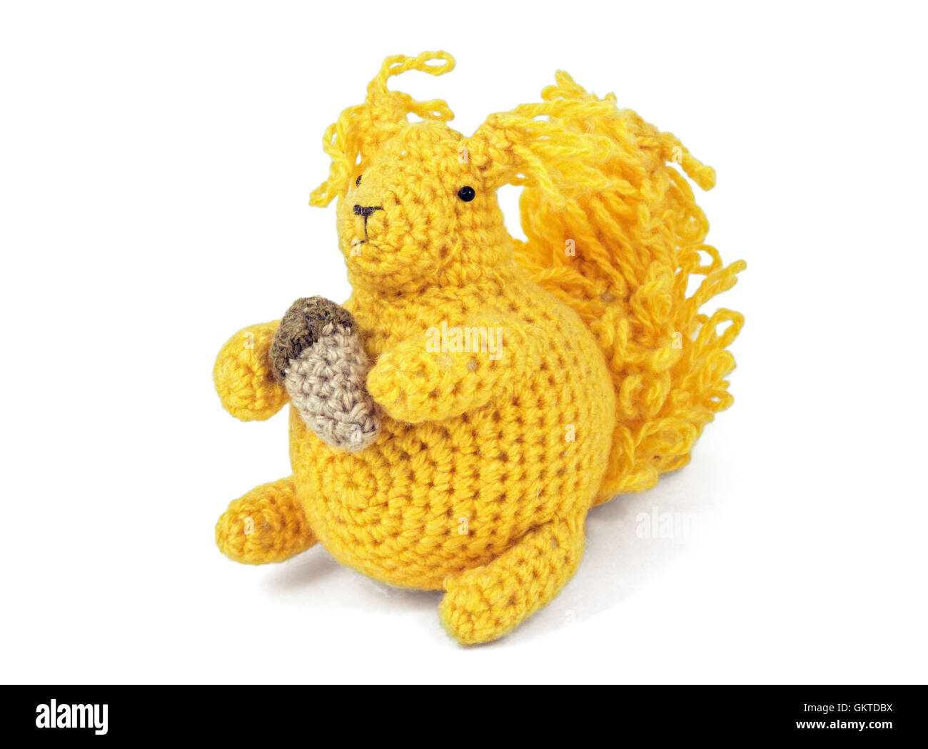 Schöne gelbe Häkeln Spielzeug Eichhörnchen isoliert auf weiss Stockfoto