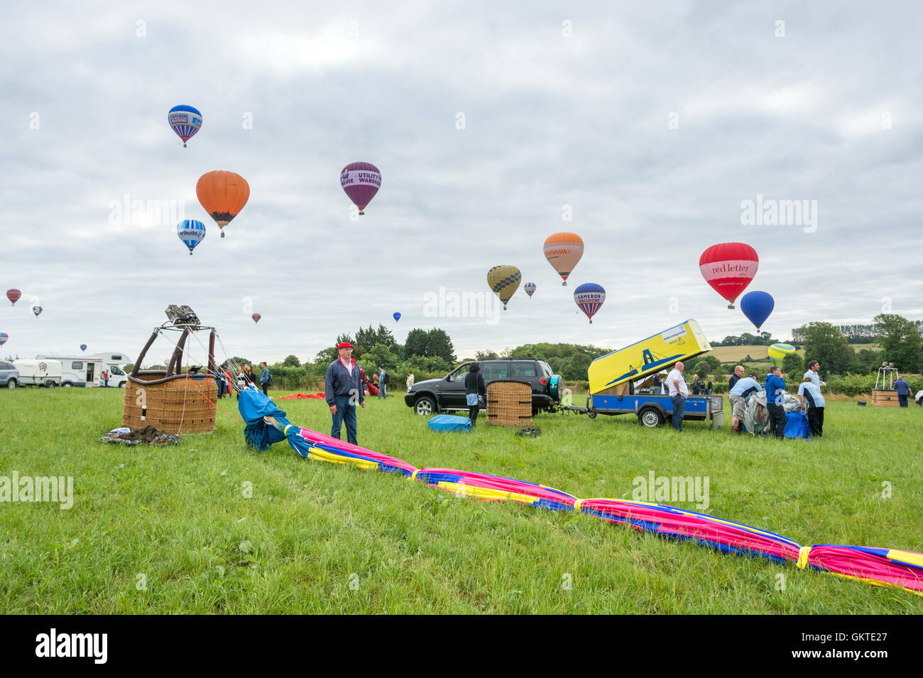 Heißluft Ballons verpackt wie andere Land auf der 38. Bristol International Balloon Fiesta ankommen Stockfoto