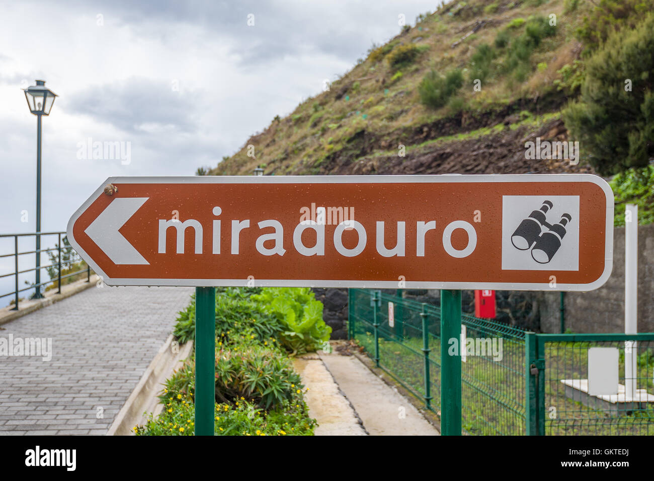 Miradouro Zeichen bedeutet Lookout oder Sightseeing in Portugal statt. Stockfoto