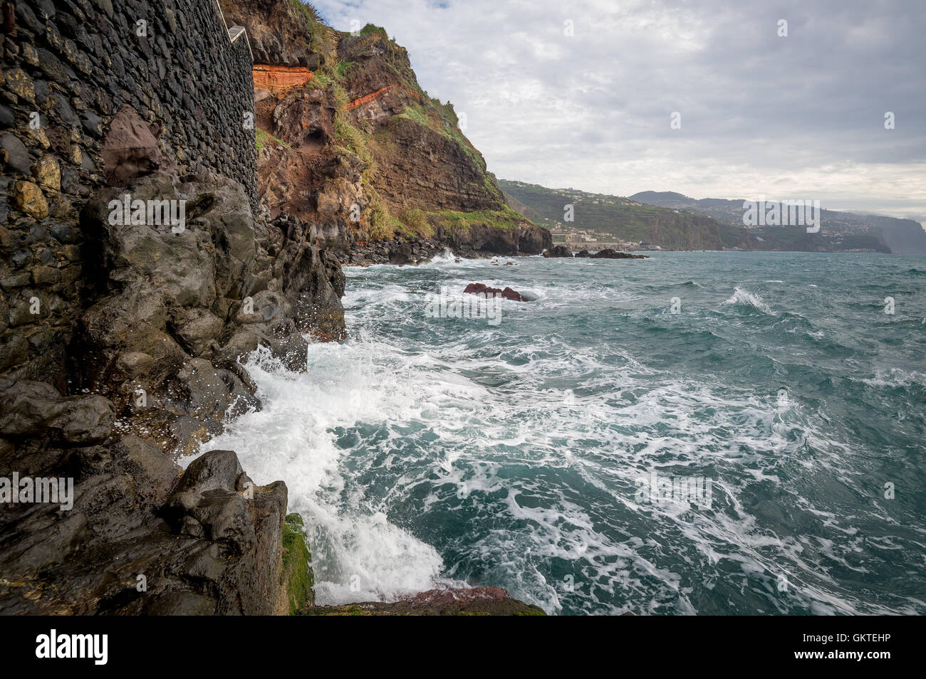 Meereswellen und steilen Felsen der Insel Madeira. Stockfoto