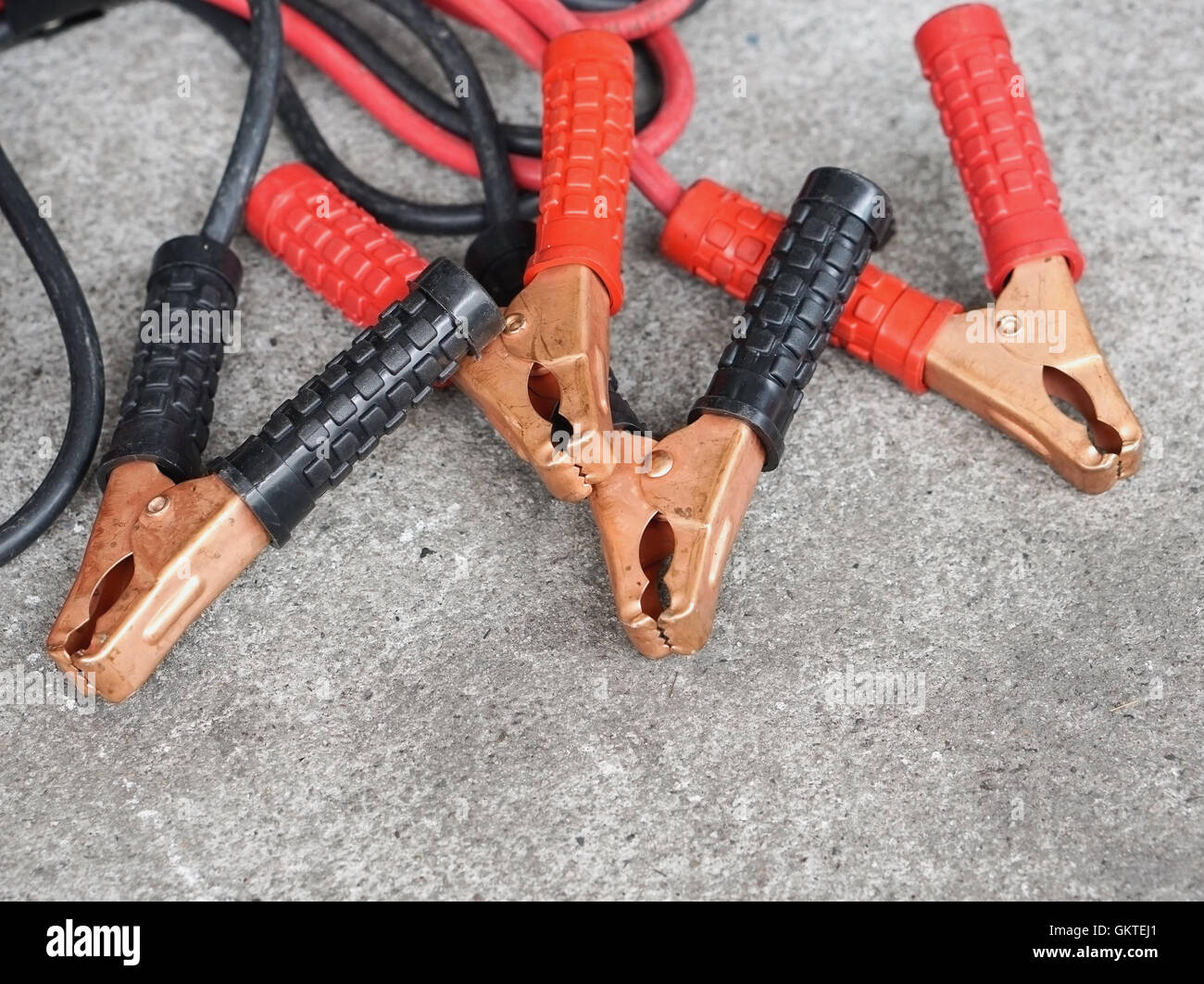 Schwarz und rot Kupfer Schelle mit Überbrückungskabel für Autobatterie aufladen, selektiven Fokus Stockfoto