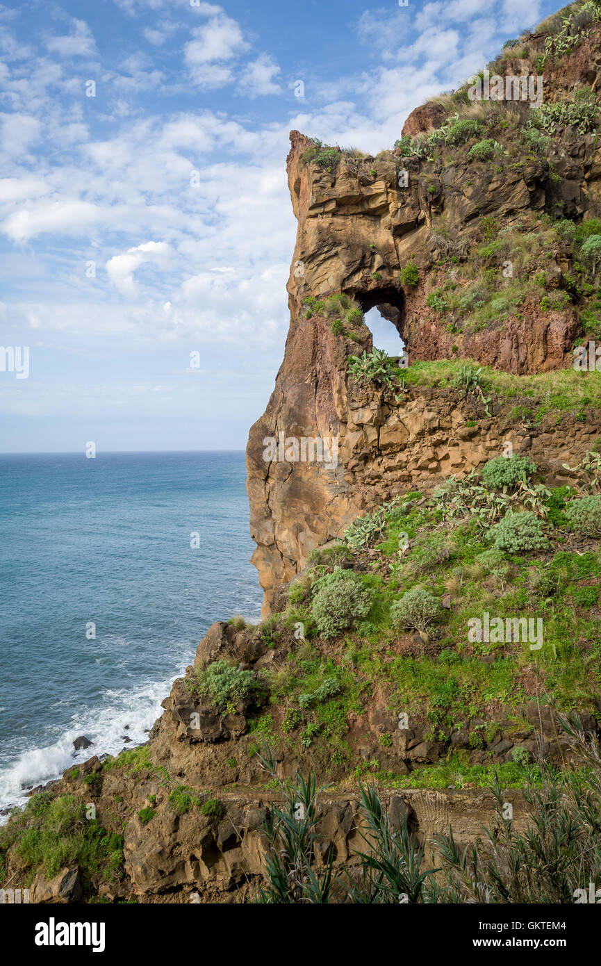 Madeira Insel Südküste Berge und Höhlen in den Felsen. Stockfoto