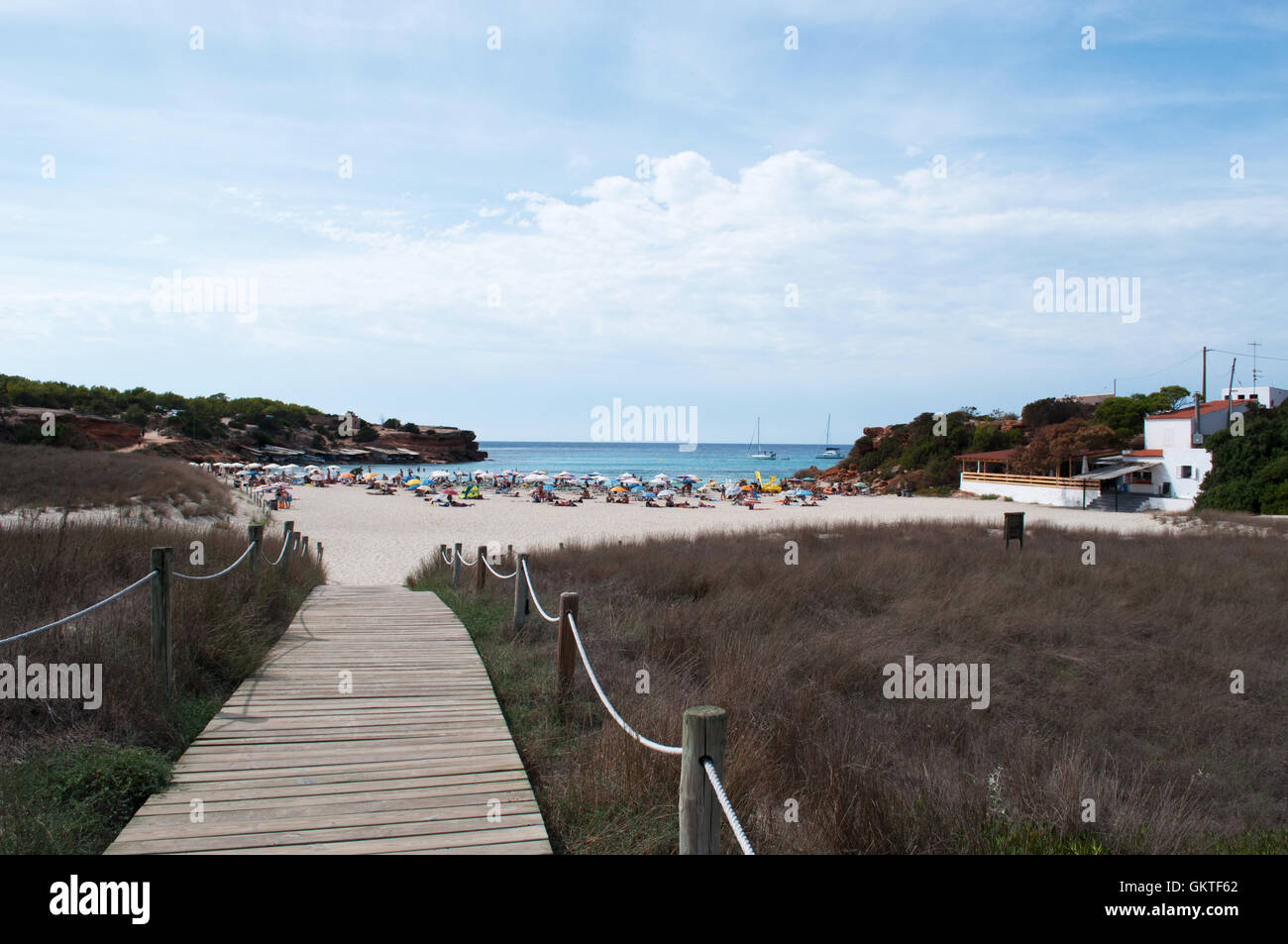 Formentera, Balearen: der hölzerne Pfad zur Cala Saona Beach, gelegen im westlichen Teil der Insel Stockfoto