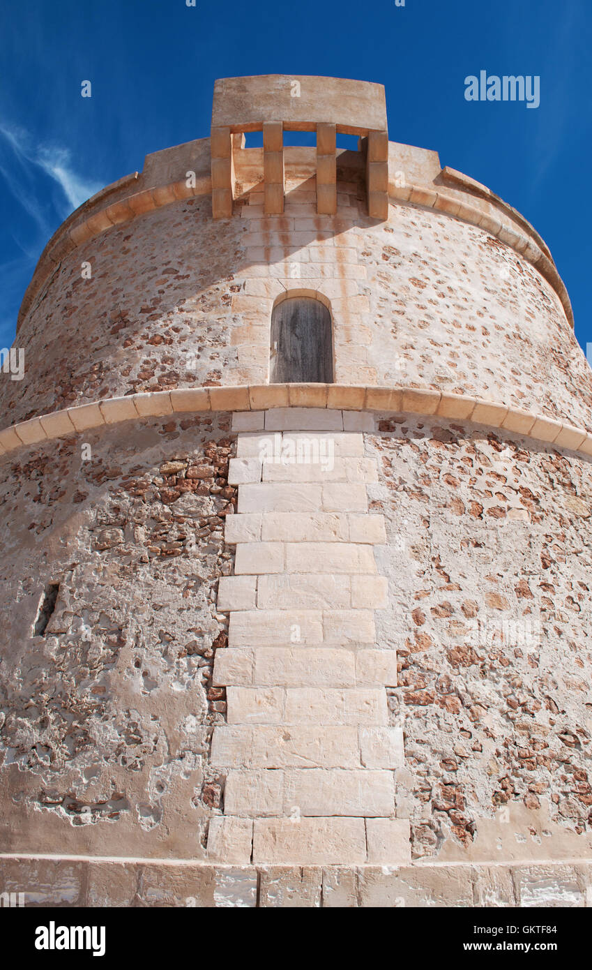 Formentera, Balearen: Blick auf den Torre de sa Punta Prima, 17. Jahrhundert Wachturm an der Ostküste der Insel Stockfoto