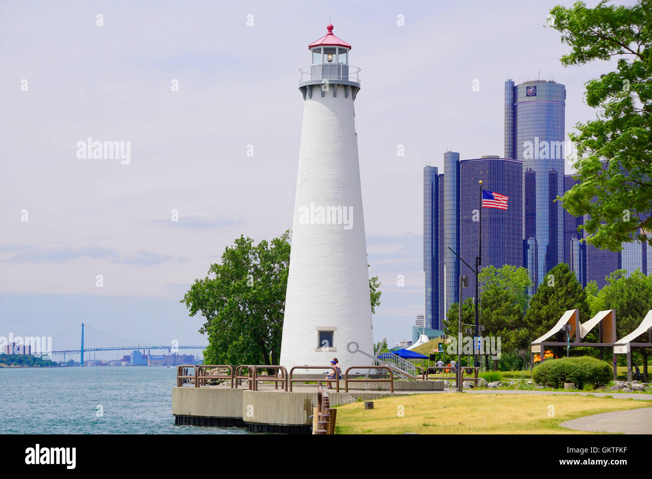 Detroit Riverfront mit Milliken Staatspark Leuchtturm am Yachthafen mit Ambassador Bridge und Renaissance Center Stockfoto