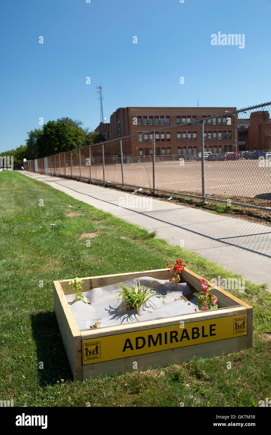 Detroit, Michigan - Freiwilligen gebaut Pflanzer, sichere Wege für Kinder zu Fuß zur Schule zu markieren. Stockfoto