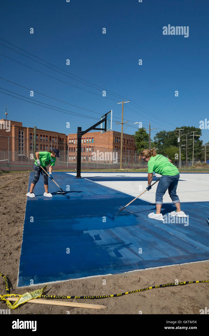 Detroit, Michigan - Freiwilligen renovieren einen Spielplatz an Denby High School. Stockfoto
