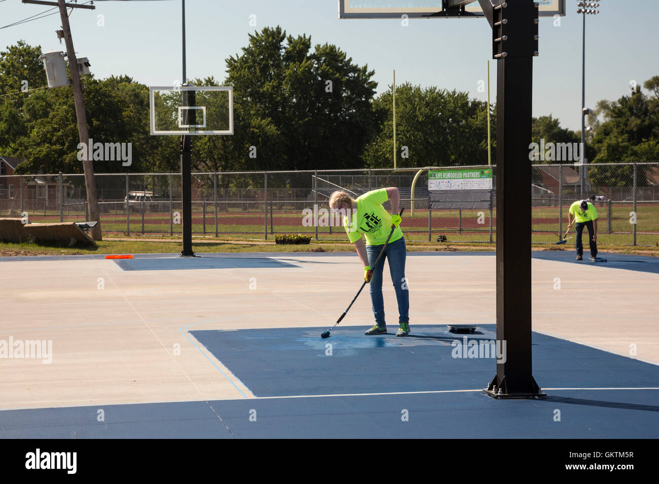 Detroit, Michigan - Freiwilligen renovieren einen Spielplatz an Denby High School. Stockfoto