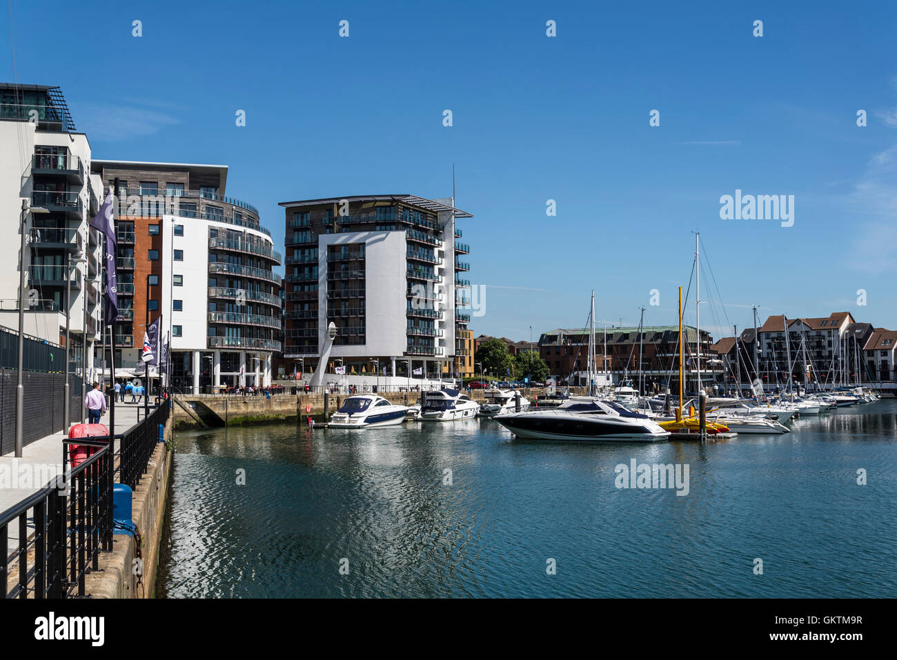 Ocean Village, Marina und ein Wohn-, Geschäfts- und Urlaubsreisende Entwicklung, Southampton, Hampshire, England, UK Stockfoto