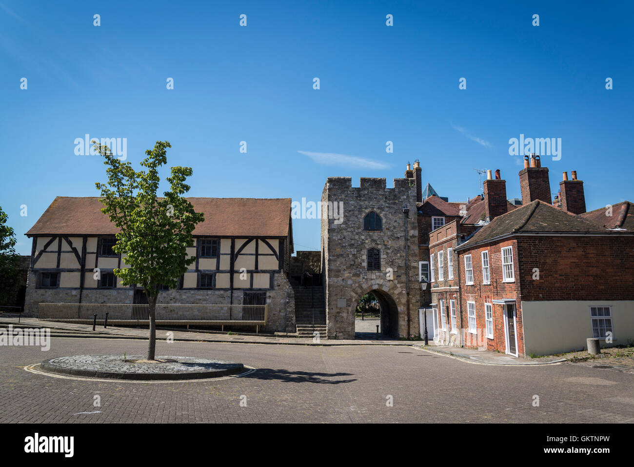 Tudor Händler Halle und das Westtor, mittelalterliche Stadtmauern, Southampton, Hampshire, England, UK Stockfoto