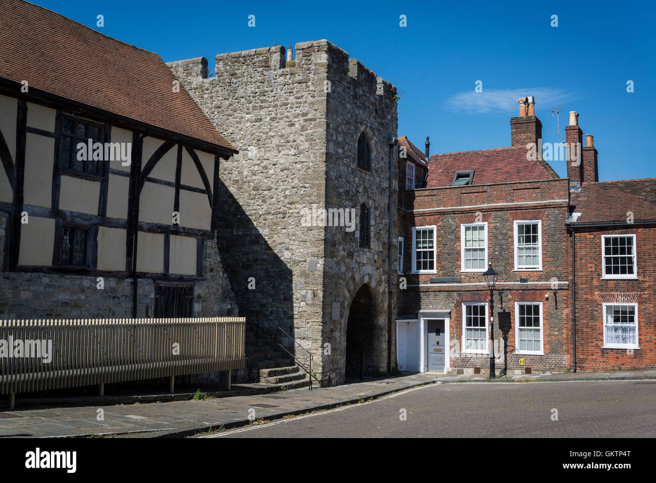 Tudor Händler Halle und das Westtor, mittelalterliche Stadtmauern, Southampton, Hampshire, England, UK Stockfoto