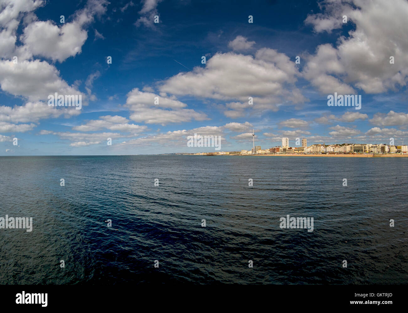 Eine Ansicht von Brighton und Hove Strandpromenade vom Palace Pier mit dem British Airways i360 Turm in der Ferne Stockfoto