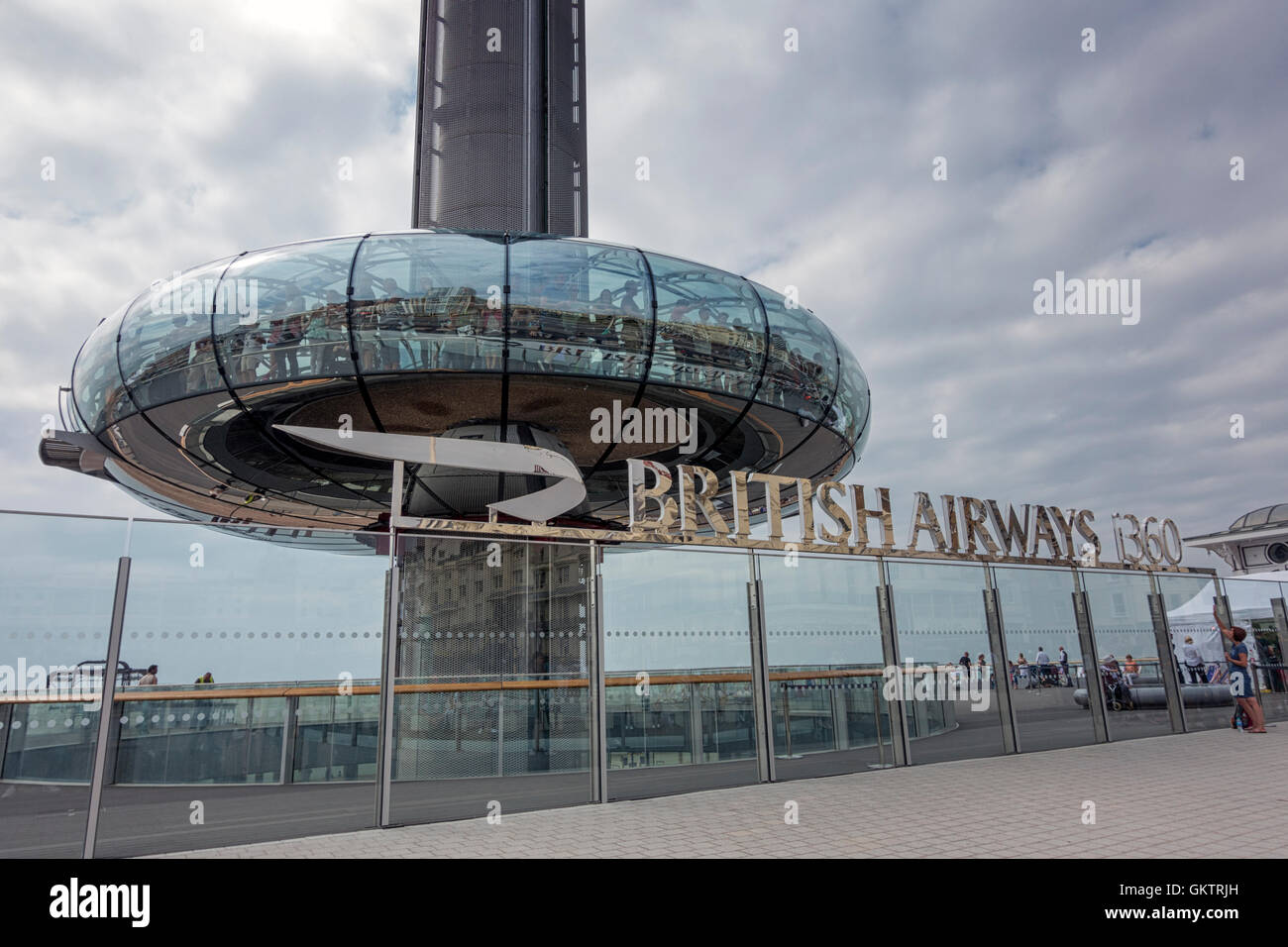 British Airways i360 Turm auf Brighton und Hove Strandpromenade, East Sussex, England Stockfoto