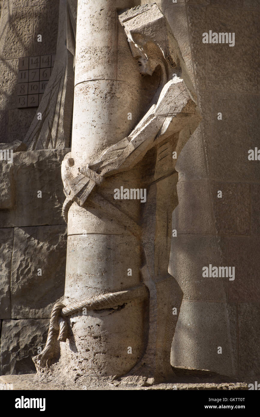 Skulptur, die Christus gegeisselten an der Säule, die in der Passion Fassade der Kathedrale Sagrada Familia, Barcelona, Spanien Stockfoto