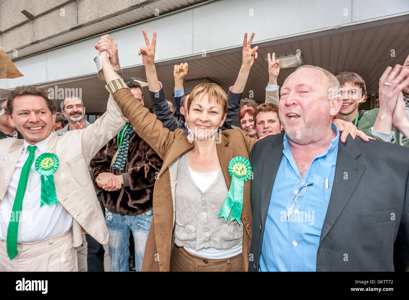 Caroline Lucas MP, am Abend, als sie mit Ehemann Richard Savage, im weißen Anzug in das Parlament gewählt wurde. Stockfoto