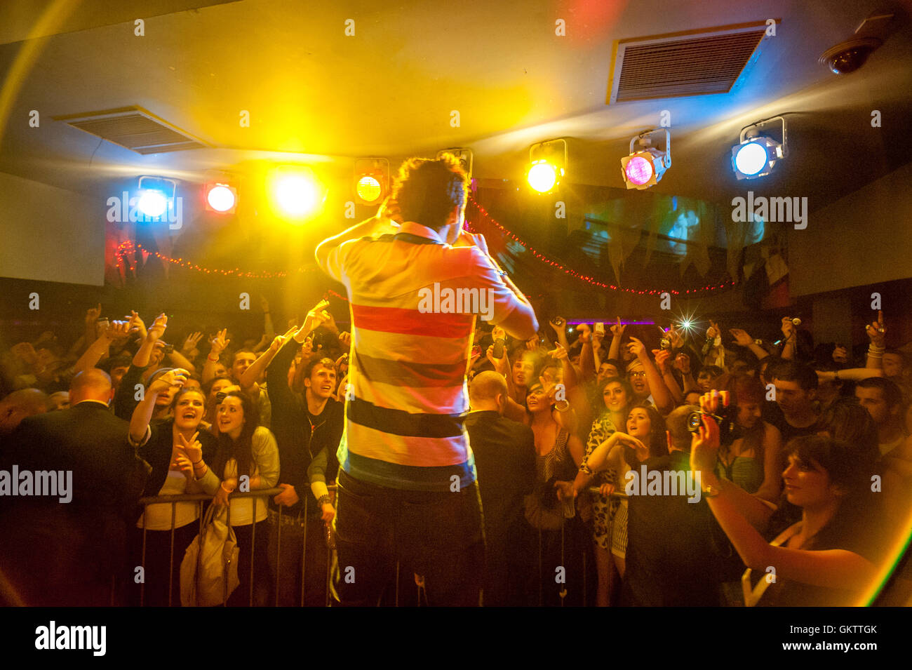 Sänger, Singwriter, Rapper, Produzent und Schauspieler, beispielsweise Elliot John Gleave, erklingt in Oceana, einem Club in Brighton. Stockfoto