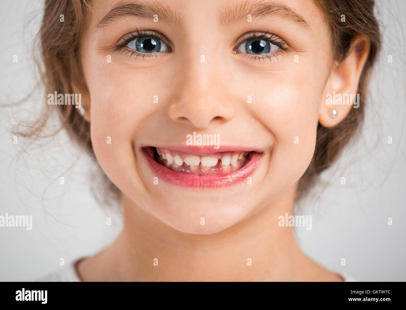 Studioportrait für ein schönes und glückliches Mädchen lächelnd Stockfoto