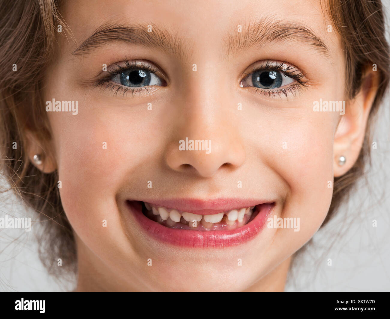 Studioportrait für ein schönes und glückliches Mädchen lächelnd Stockfoto