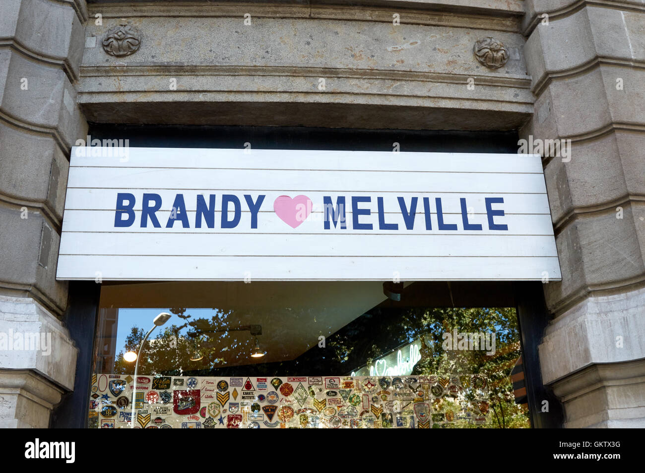 Brandy Melville-Shop-Logo am Passeig de Gracia, Barcelnoa, Catalonai, Spanien Stockfoto