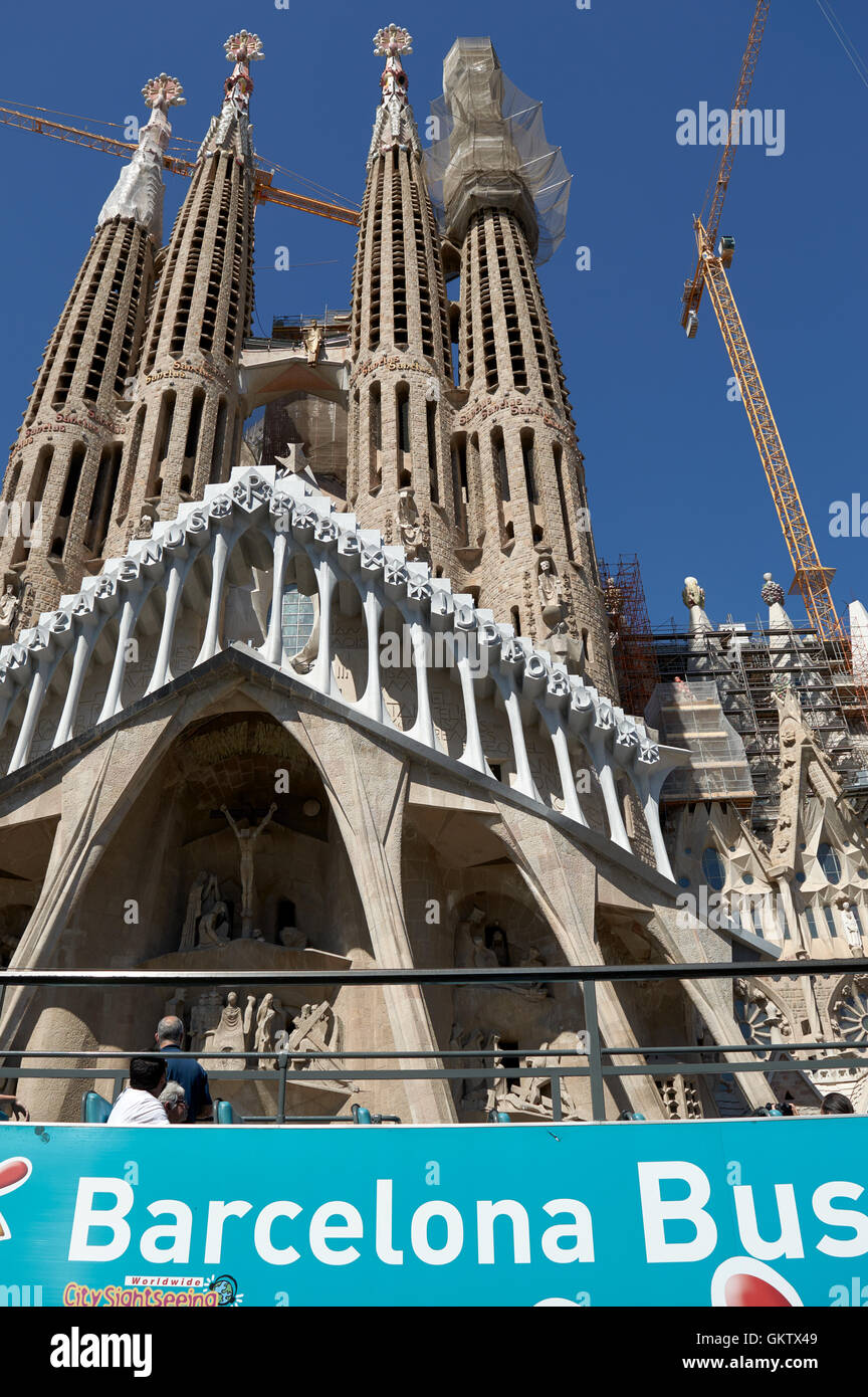 Barcelona-Tour-Bus außerhalb der Antoni Gaudi Kirche / Kathedrale (Sagrada Família), Barcelona, Katalonien, Spanien Stockfoto