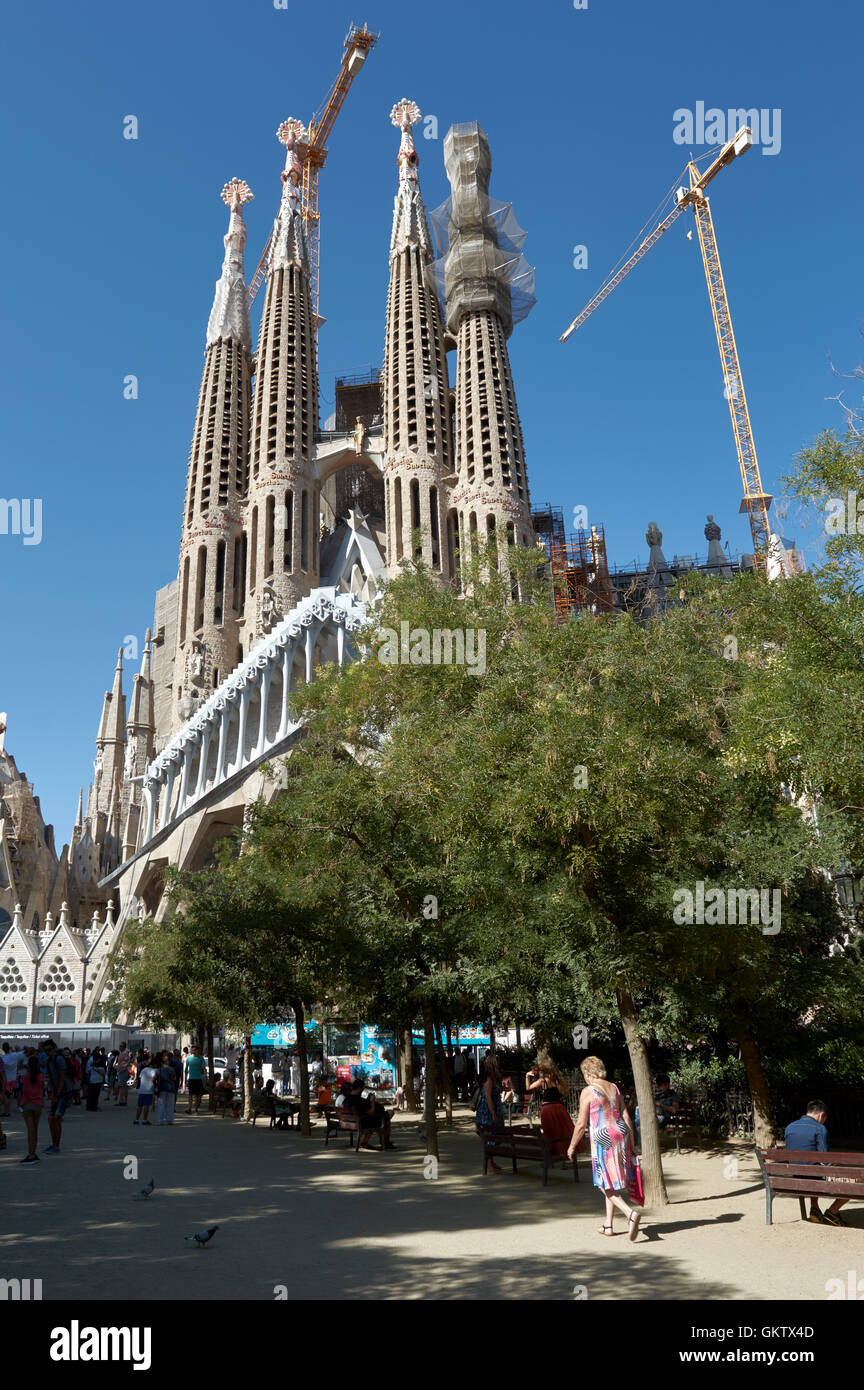 Park vor Antoni Gaudis Chuirch / Kathedrale (die Sagrada Familia), Barcelona, Spanien Stockfoto