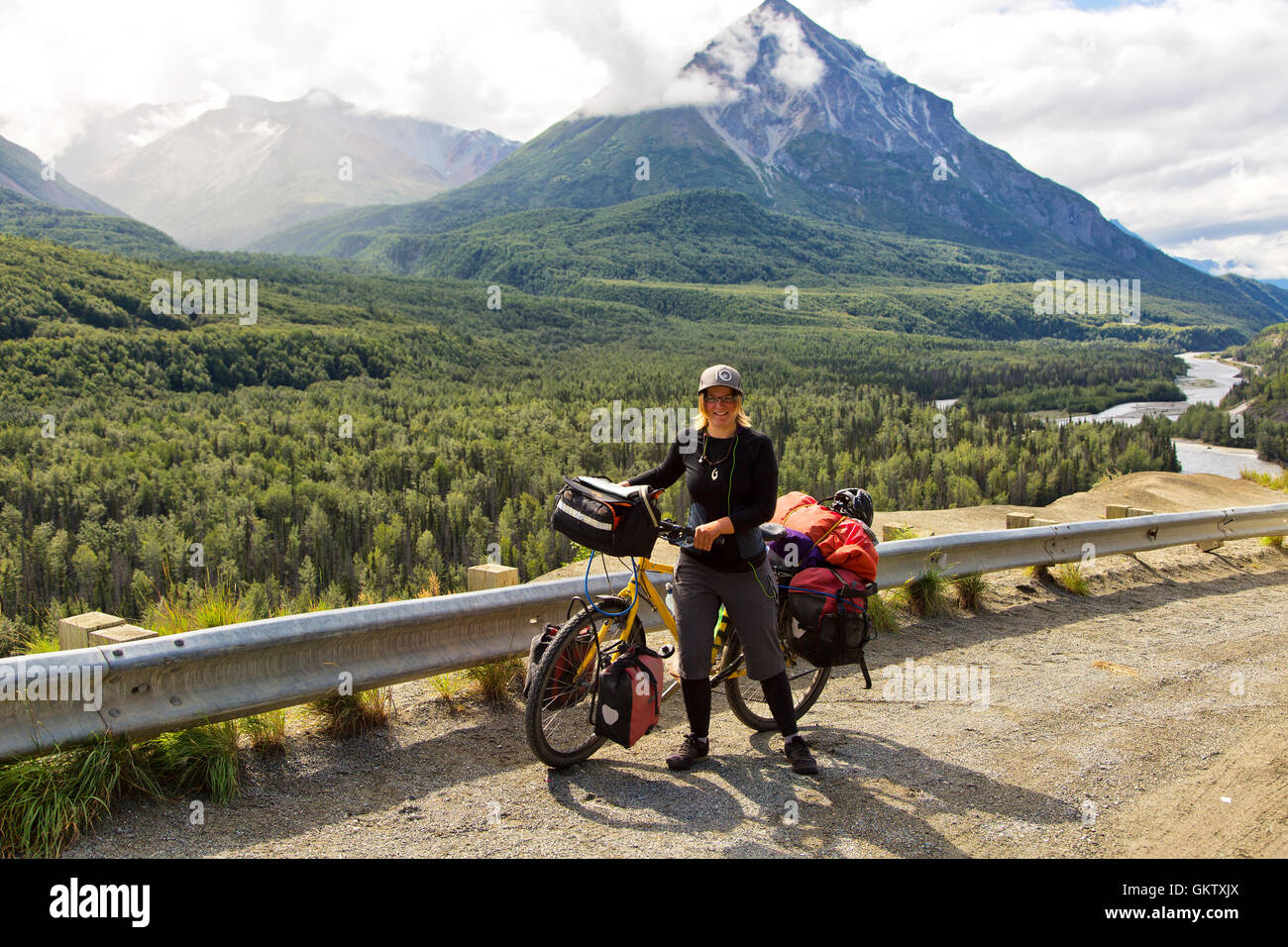 Junge Frau aus Deutschland Radfahren, Autobahn AK1, Alaska. Stockfoto