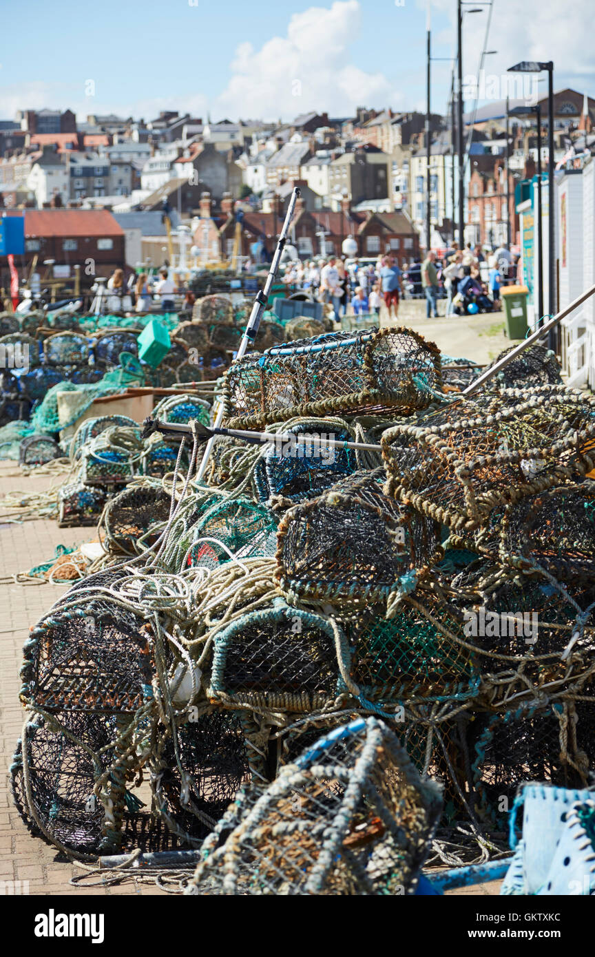 Ein Stapel von Hummer Reusen oder Hummer Töpfe an der Mole im Hafen von Scarborough. Auch als Krabbe Töpfe eingestuft werden Stockfoto