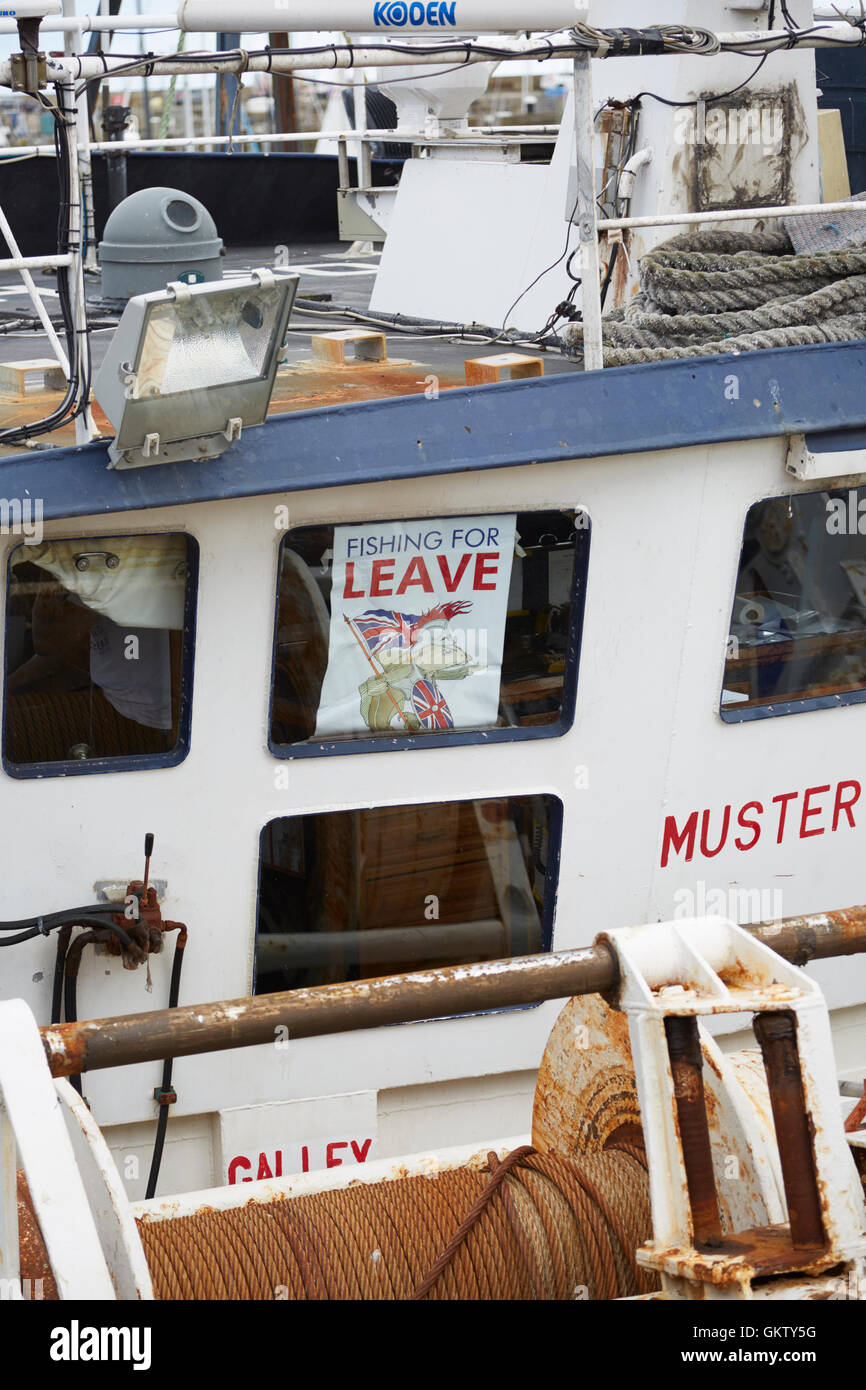 Angeln Trawler Brücke mit Plakat Unterstützung verlassen der EU Kampagne oder Austritt Stockfoto