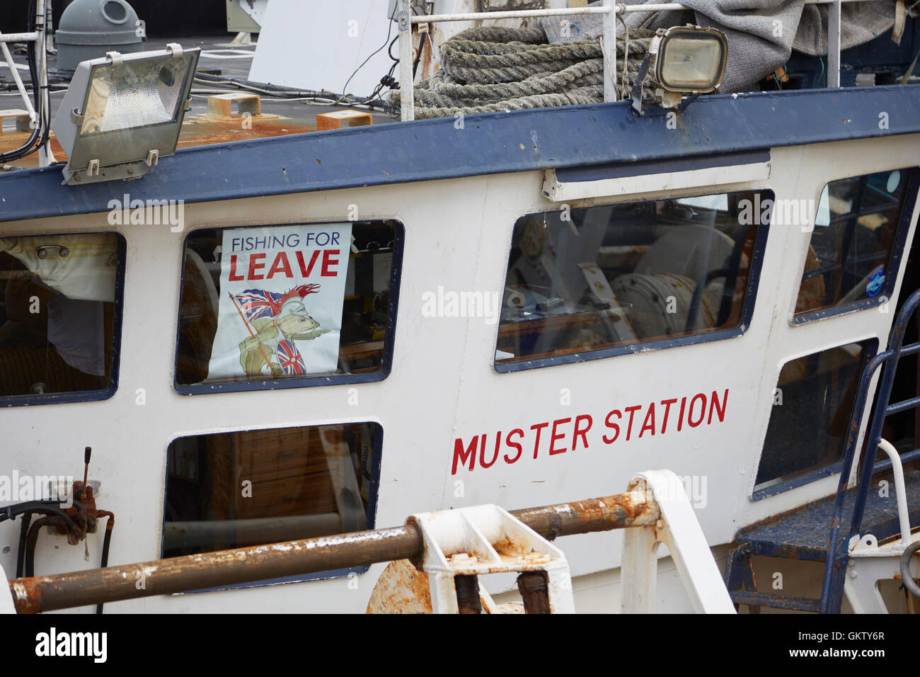 Angeln Trawler Brücke mit Plakat Unterstützung verlassen der EU Kampagne oder Austritt Stockfoto