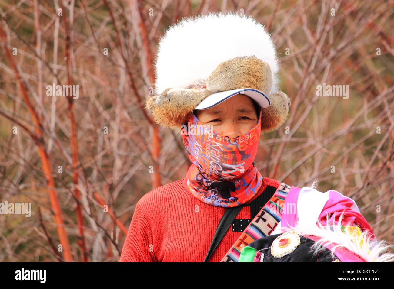 Tibetischen Dame verkauft Souvenirs in Jiuzhaigou Nationalpark in China. Stockfoto