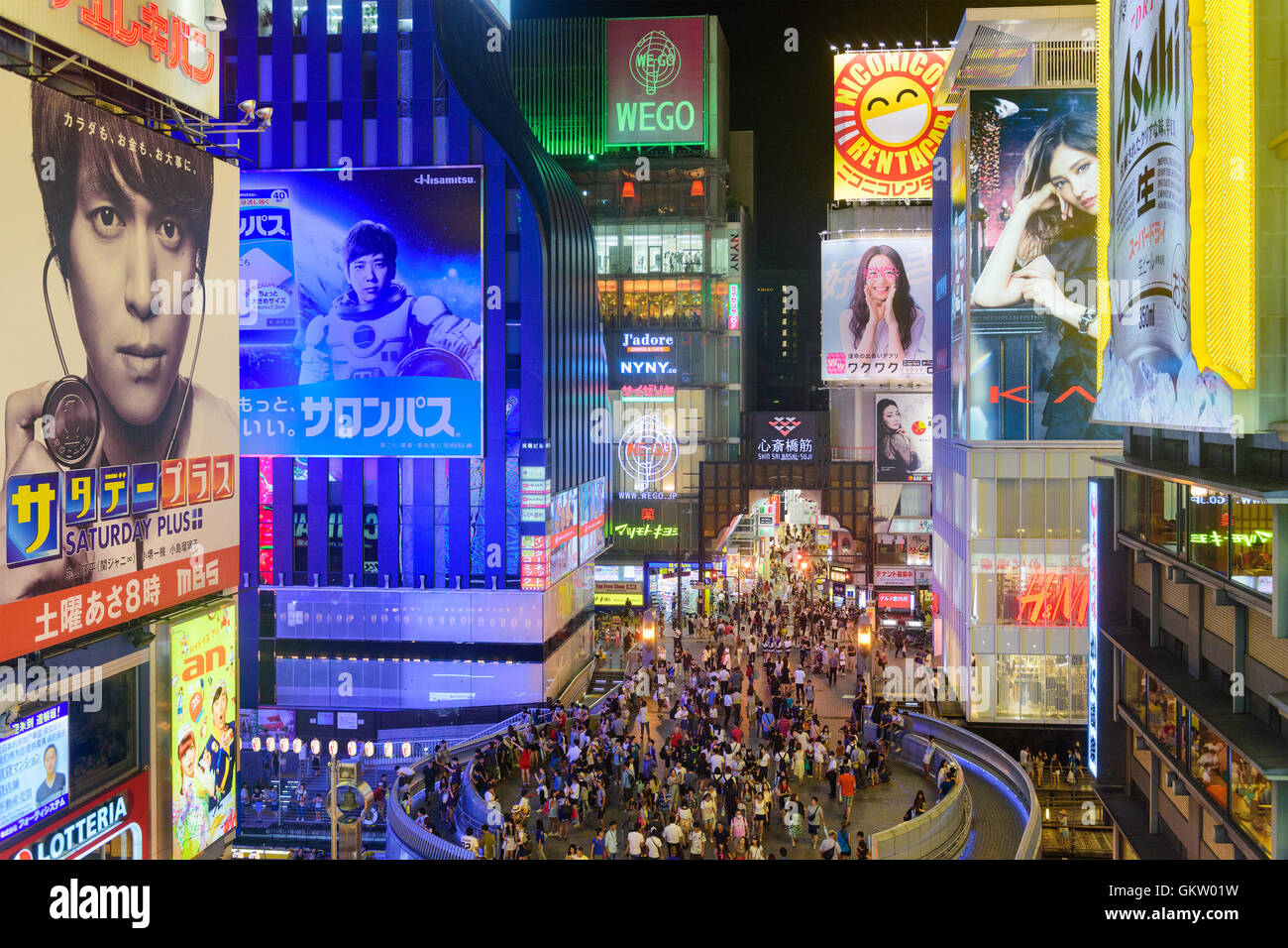 OSAKA, JAPAN - 16. August 2015: Fußgänger auf Ebisu Brücke überqueren Dotonbori Kanal im Stadtteil Namba. Die Kanäle Datum her Stockfoto