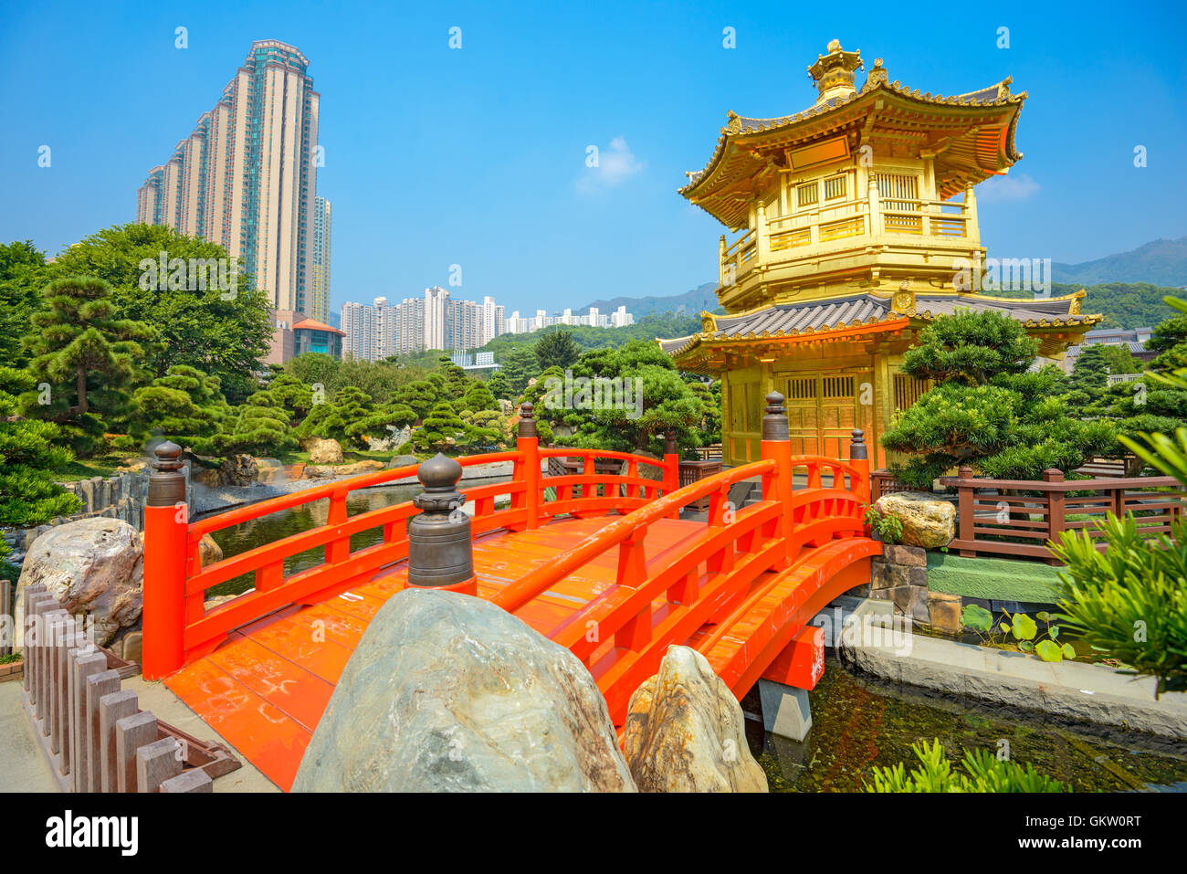 Goldener Pavillon der Vollkommenheit in Nan Lian Garden, Hong Kong, China. Stockfoto