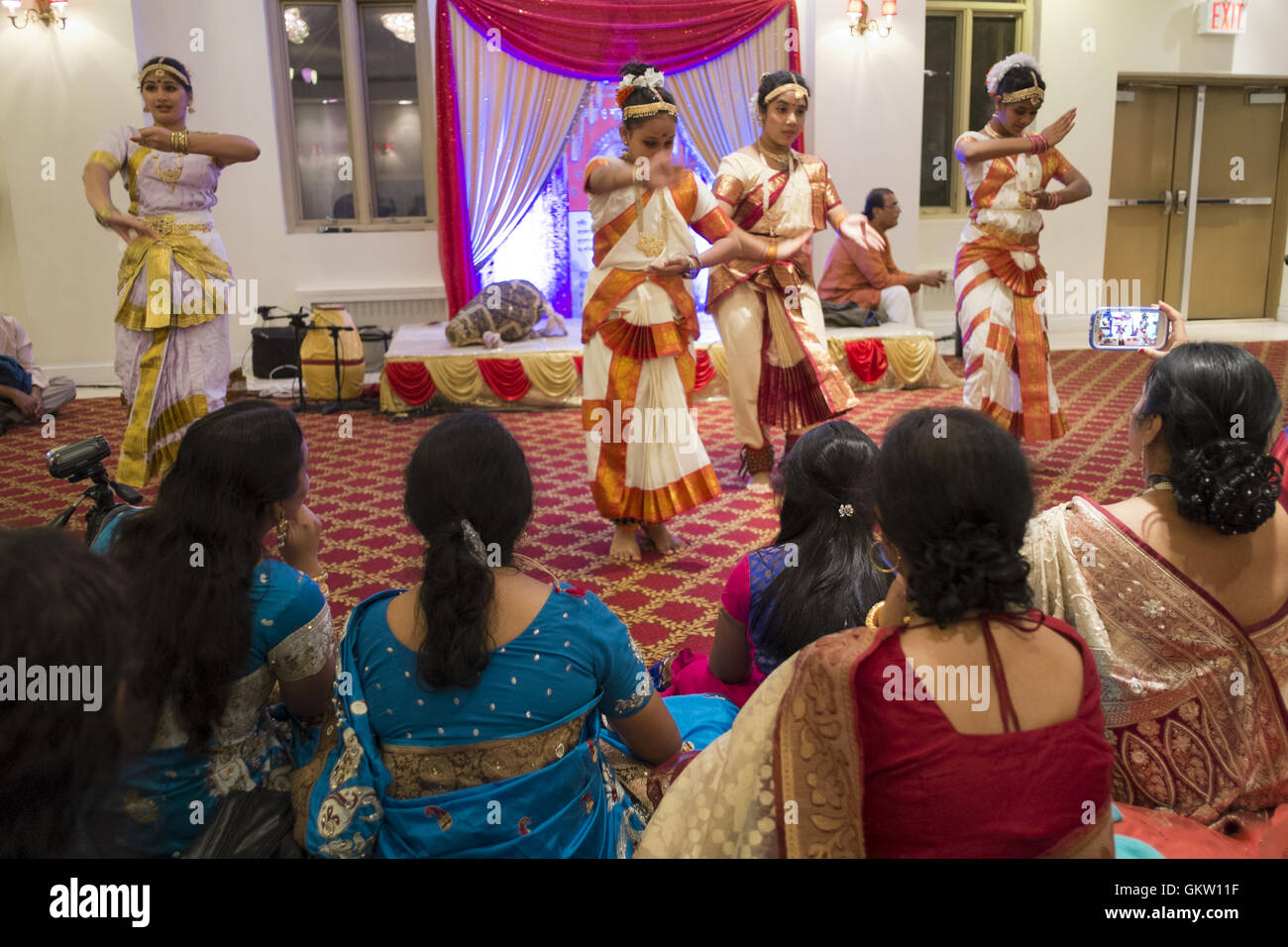 Tänzerinnen im Hindu-Tempel in "Little India" in Queens, New York, 2013. Stockfoto