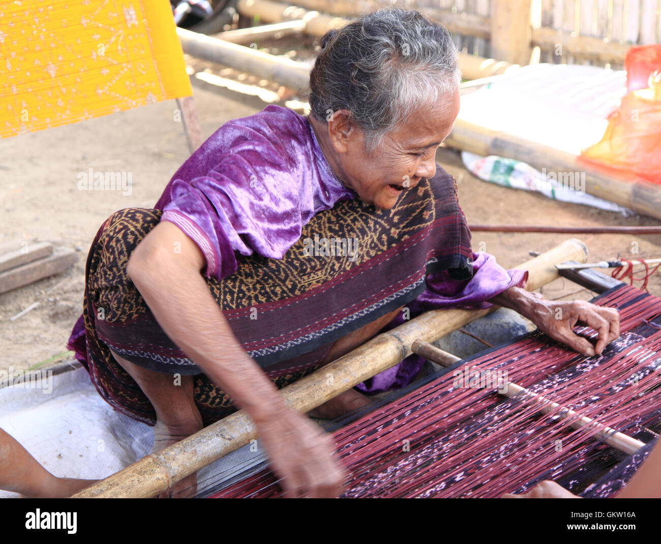 Lokalen Dame webt in Moni Dorf in Flores Indonesien. Stockfoto