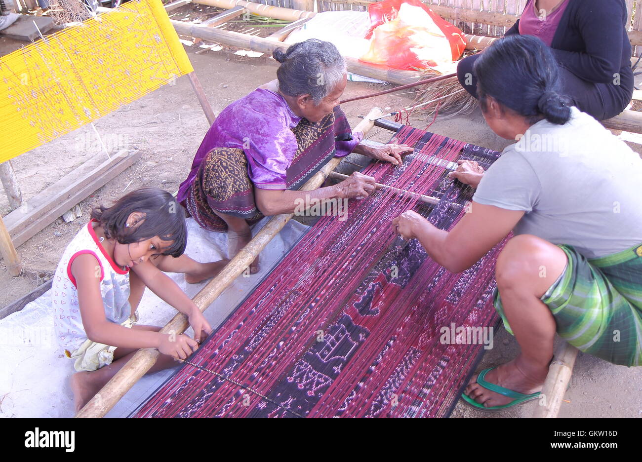 Eine Familie webt in Moni Dorf in Flores Indonesien. Stockfoto