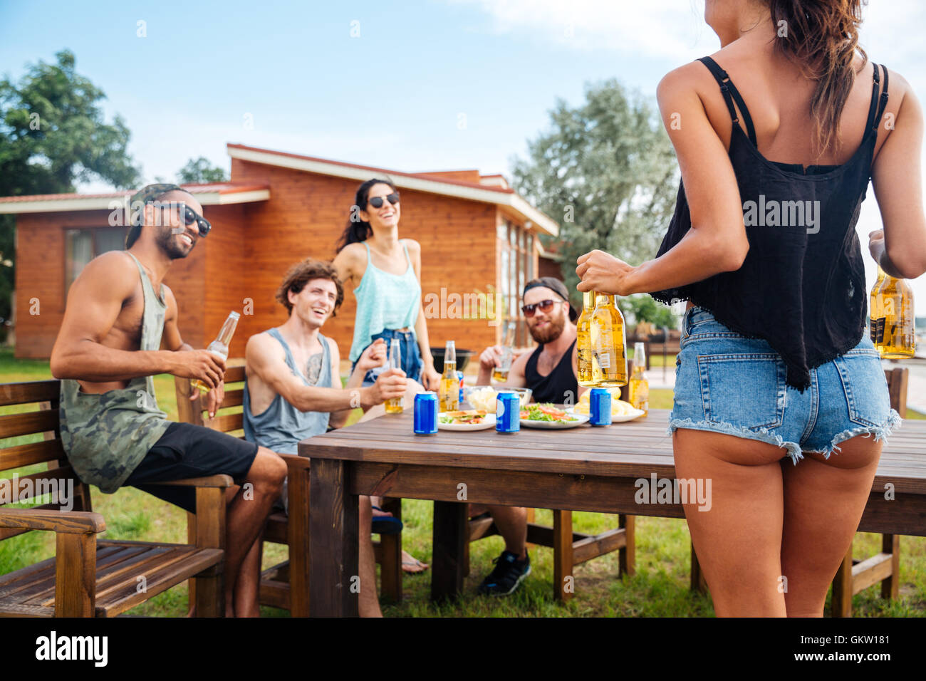 Teenager glücklich Freunde haben Picknick-party im freien Stockfoto