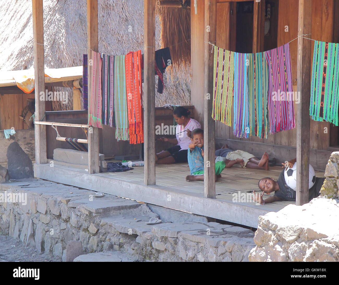 Einheimischen entspannen Sie im Dorf Bena in Flores Indonesien. Stockfoto