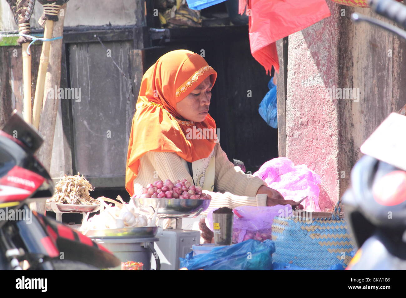 Eine Dame verkauft Regionalprodukte am Gemüsemarkt in Bajawa in Flores Indonesien. Stockfoto