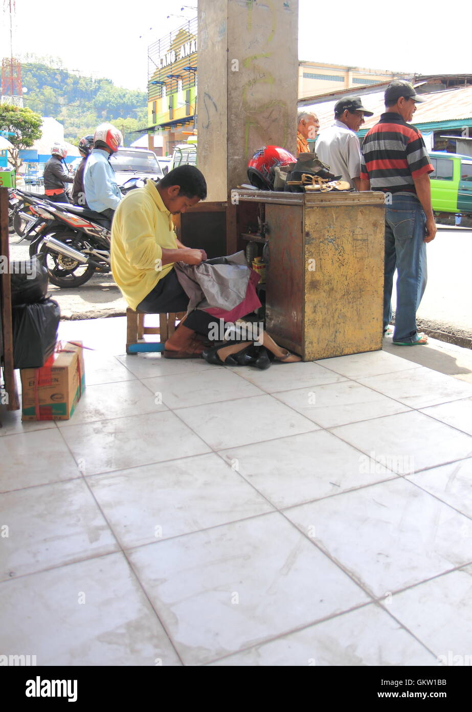 Ein Mann repariert Schuh in Bajawa Markt in Flores Indonesien. Stockfoto