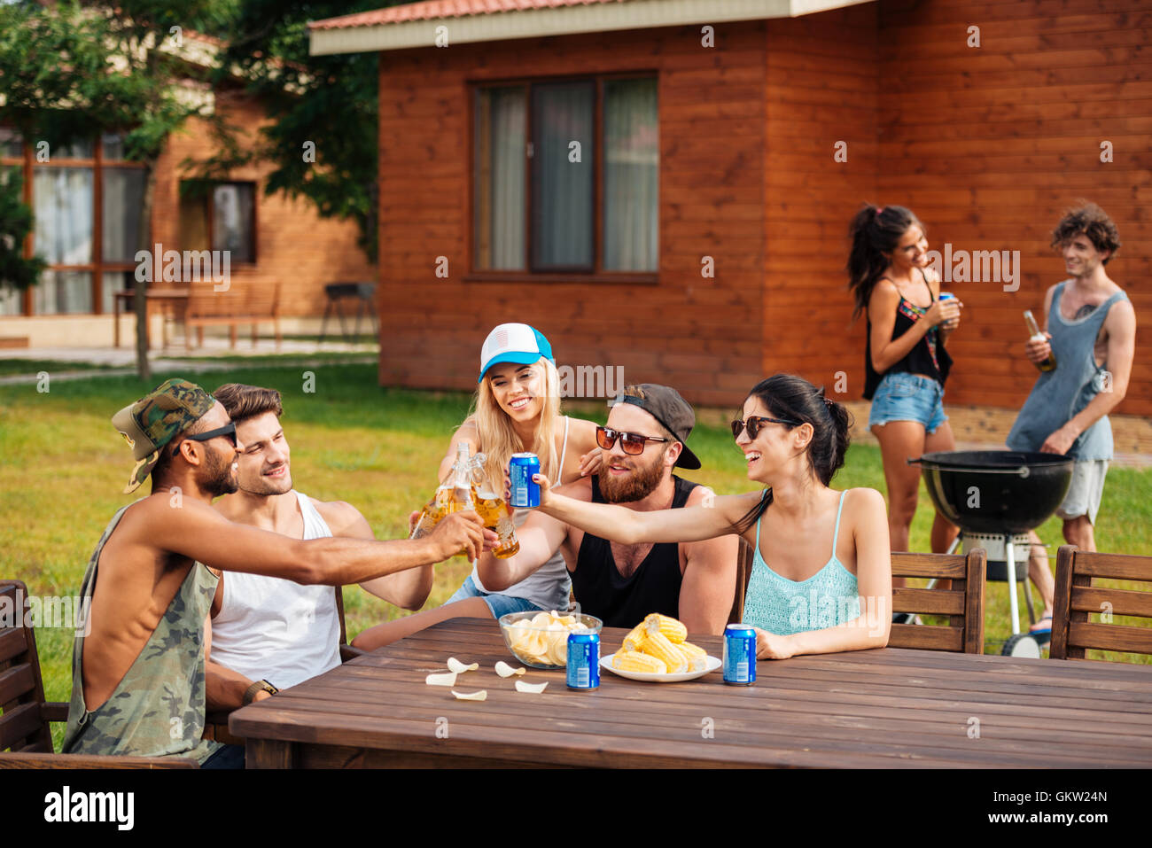 Gruppe von fröhlichen jungen Menschen feiern und trinken im freien Stockfoto