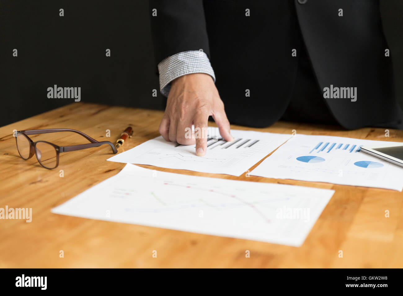Geschäftsmann im Anzug mit Markt Analyse Geschäftsdokument Diagramm analysieren Stockfoto