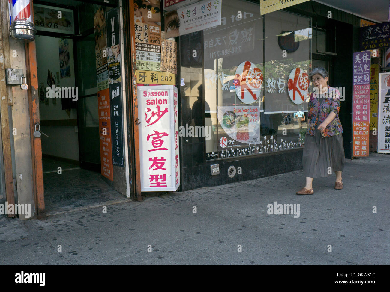 Eine asiatische amerikanische Frau mittleren Alters an der Roosevelt Avenue in Chinatown, Flushing, New York City Stockfoto