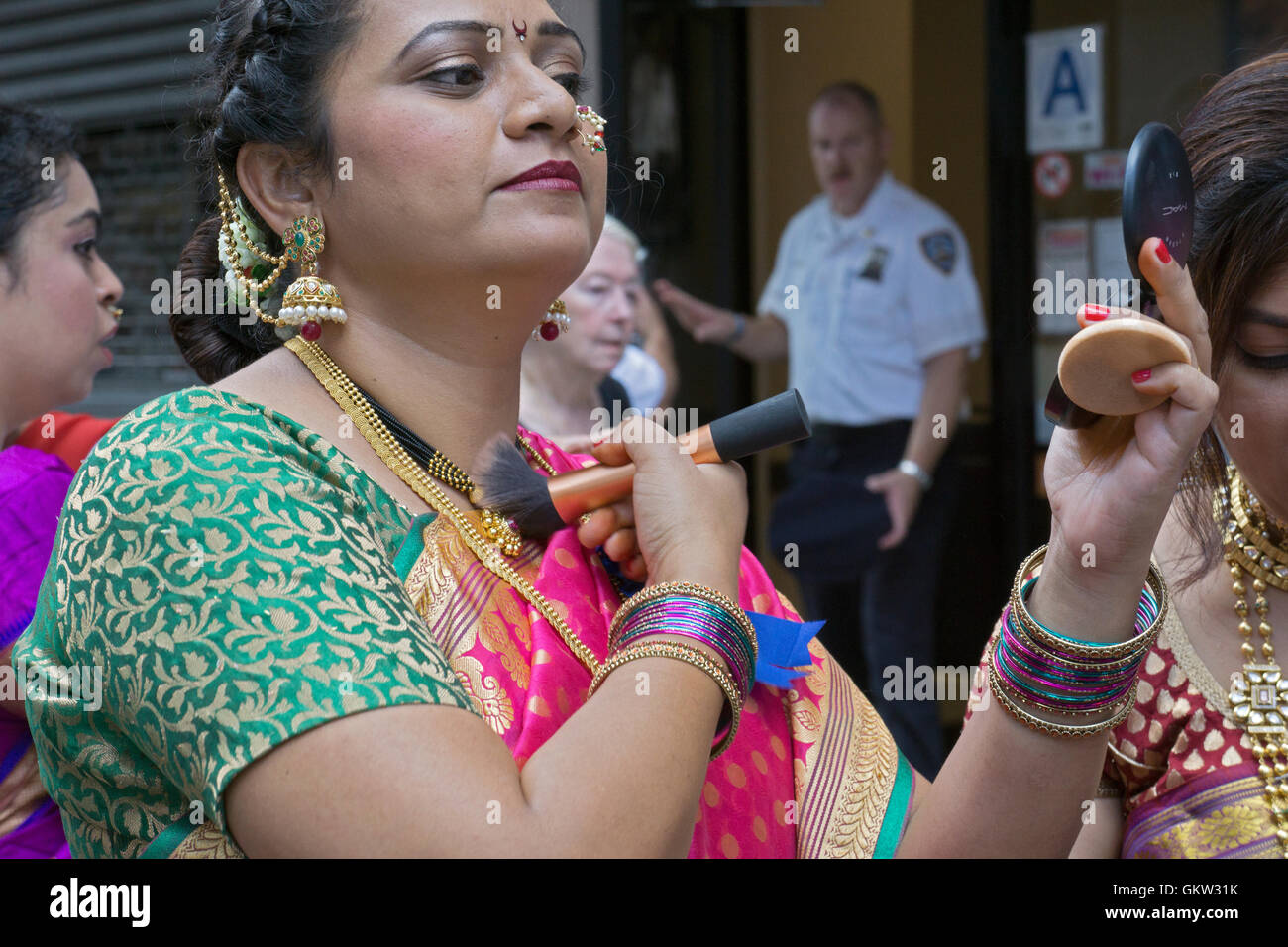 Porträt einer indischen Frau anpassen ihr Make-up vor 2016-India-Day-Parade in New York City Stockfoto
