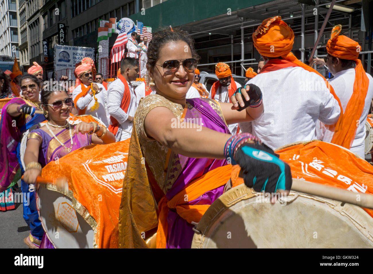 Frauen in Saris Schlagzeug kurz vor 2016-India-Day-Parade in New York City. Stockfoto