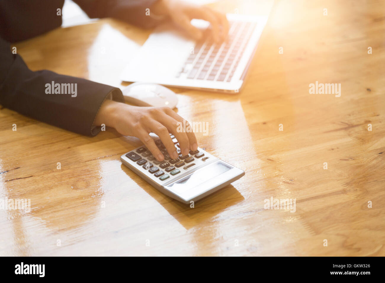 Buchhalter mit Taschenrechner und Computer Laptop am Schreibtisch arbeiten Stockfoto