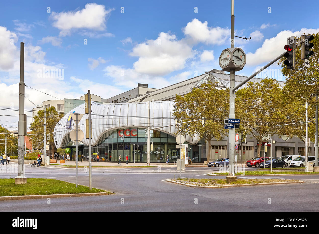 Wien, Österreich - 13. August 2016: Äußere des Donau Zentrum Wagramer Straße, Einkaufszentren, eines der größten Einkaufszentren in der Stadt. Stockfoto
