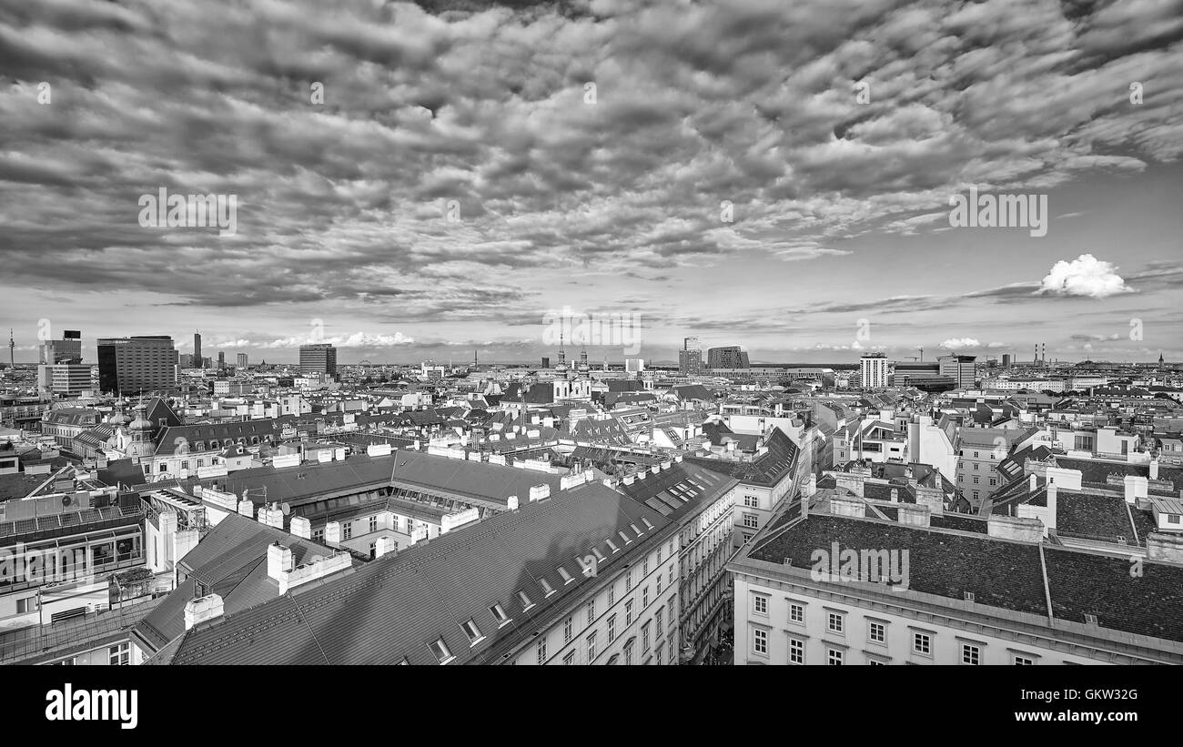 Schwarz / weiß Vienna Panoramaaufnahme, Blick aus dem Norden Turm der St.-Stephans Kathedrale, Österreich. Stockfoto